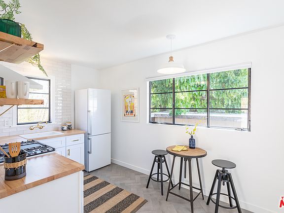 4th image of 2930 Elm St #1/2