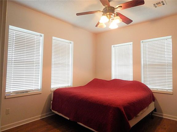 5th image of 305 Gray St