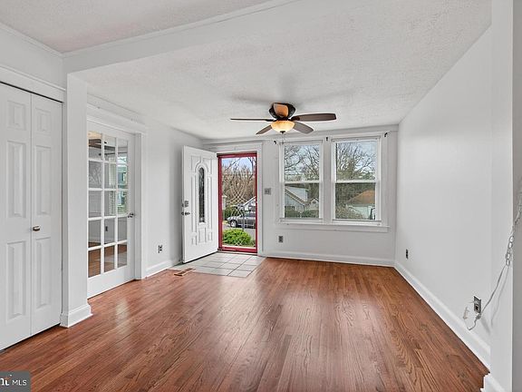 5th image of 152 E 7th St