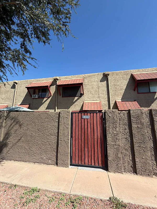 2 bed, 1.0 bath, 976 sqft, $1,350 — Photo 1