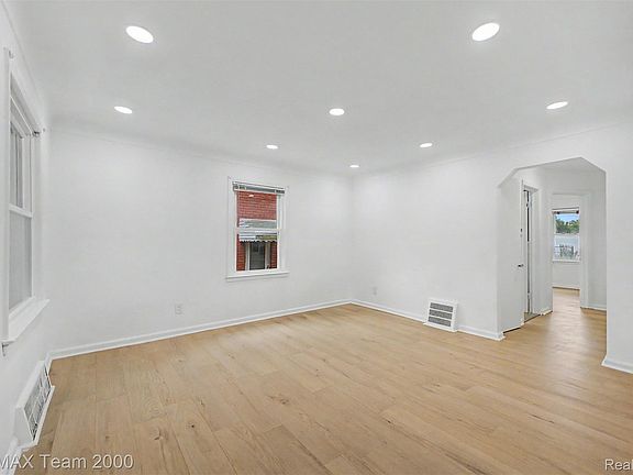 3rd image of 1670 Riverbank St