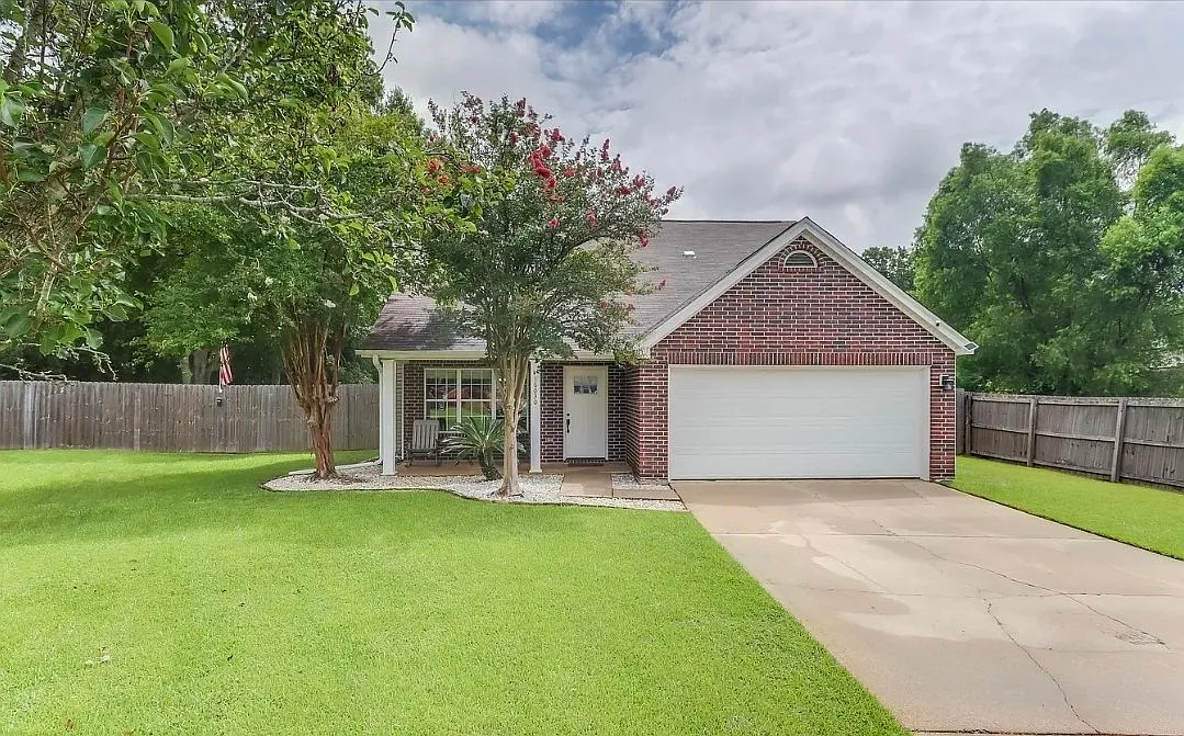 Residential 3 Bed/2.5 Bath in quiet suburb just north of I-10 with fenced backyard — Photo 1