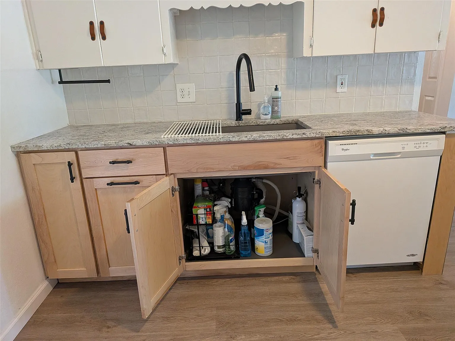 3 bed, 1.0 bath, 888 sqft, $2,250 — Photo 3