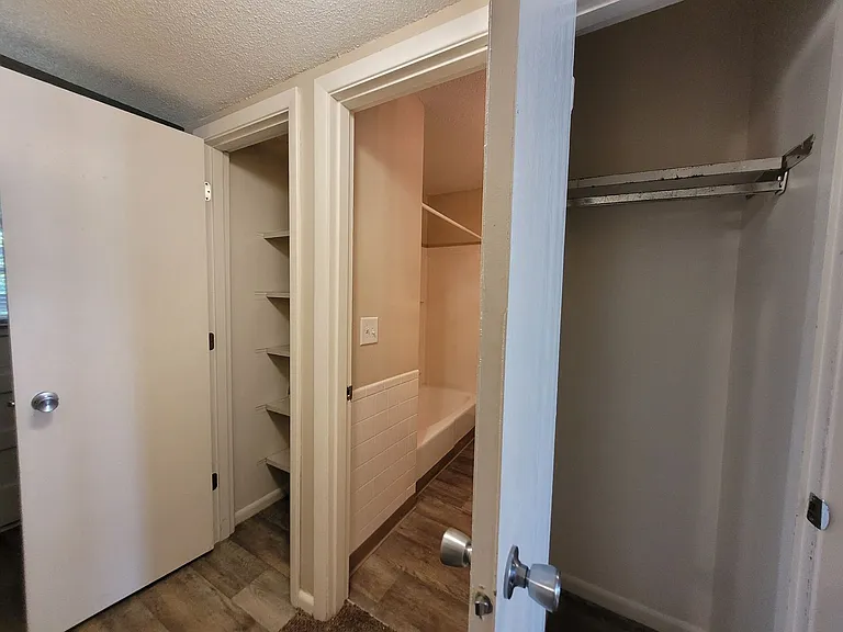 West Glen Apartments — Photo 35
