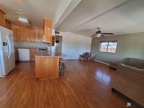 3rd image of 820 W Del Valle Dr