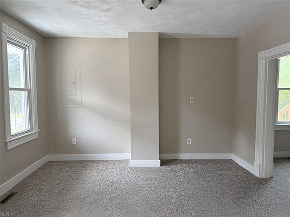4th image of 2415 Hale St
