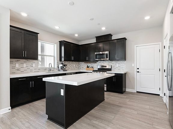 5th image of 10925 Travis Way