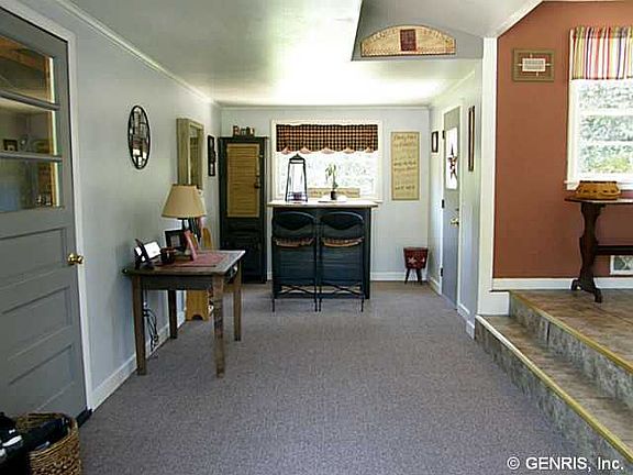 4th image of 31 Meadowbrook Dr