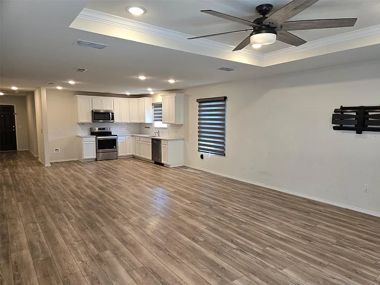1126 Ainsley Ln — Photo 3