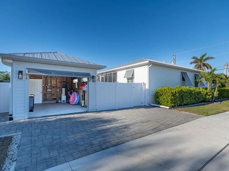 327 Harvey St — Photo 43