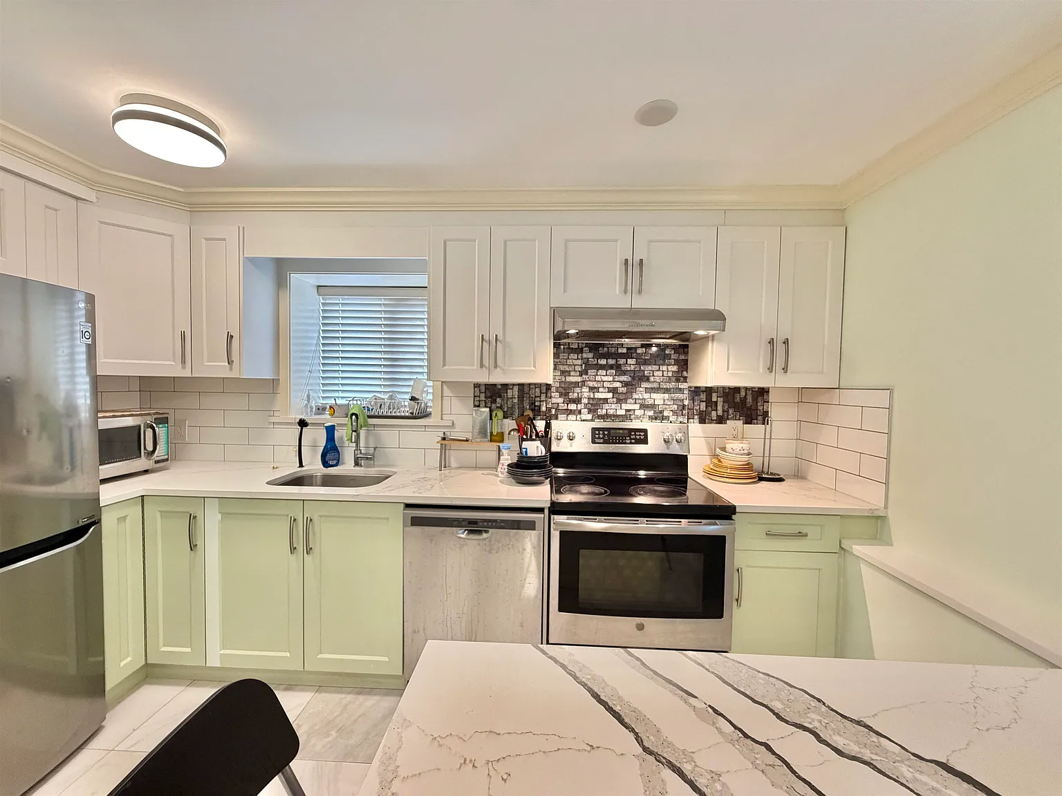 2 bed, 710 sqft, $1,750 — Photo 2