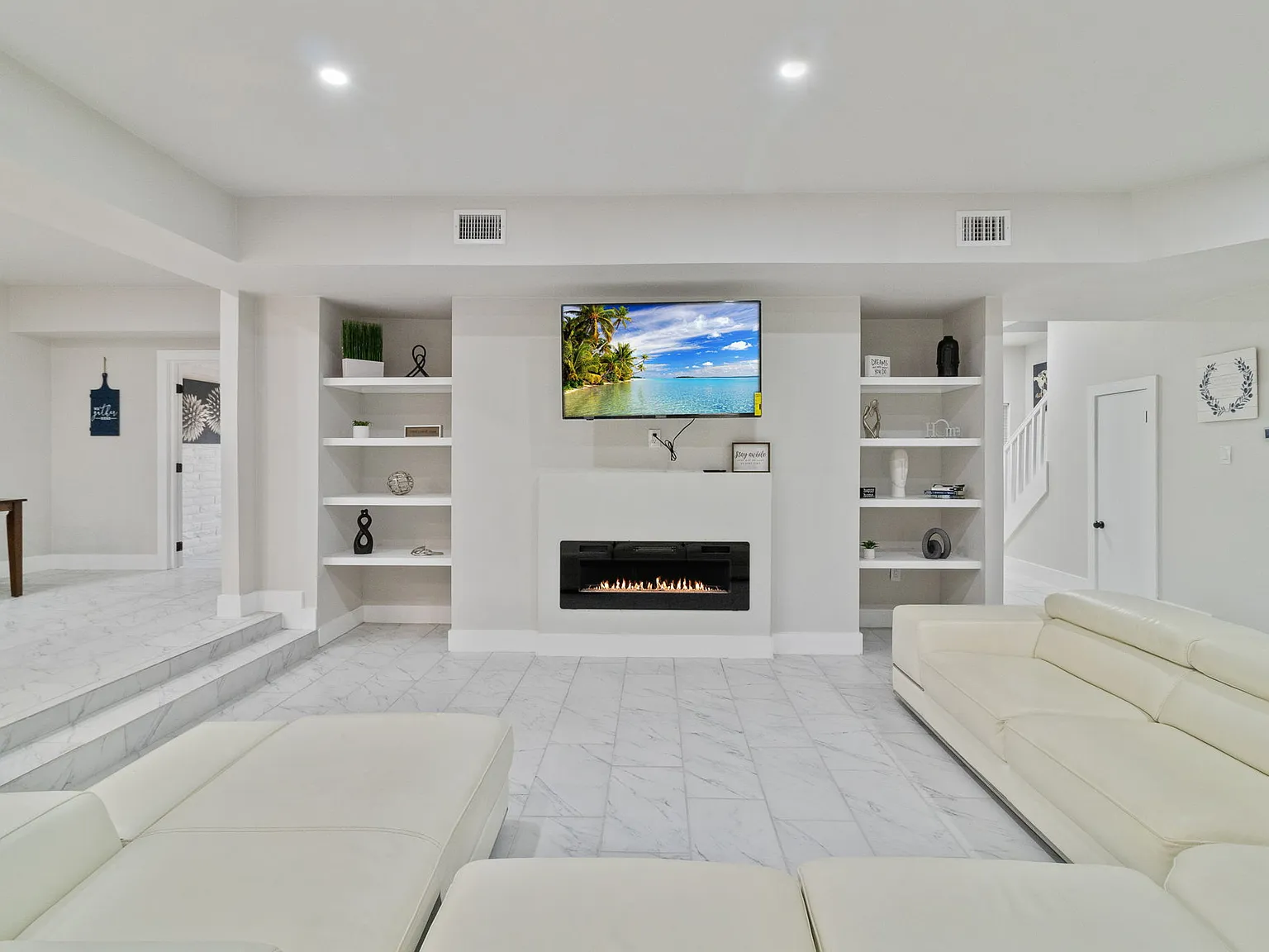 9 bed, 3918 sqft, $6,875 — Photo 1