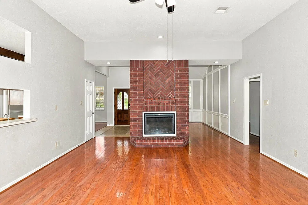3 bed, 2.0 bath, 2549 sqft, $2,225 — Photo 4