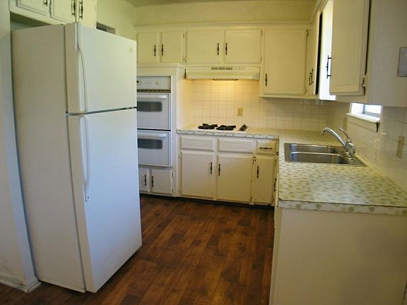 3rd image of 2421 N Park Dr