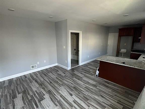 3rd image of 195 Ridge St 197