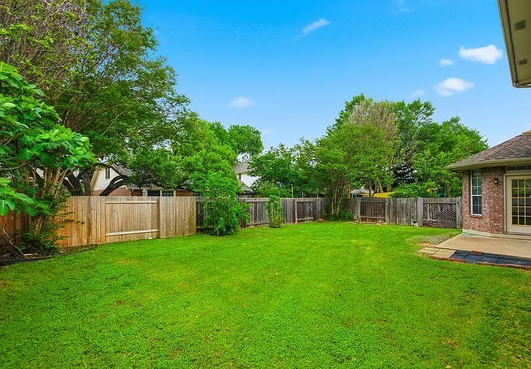 10008 Lachlan Dr — Photo 28
