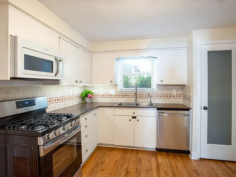 349 Irvington Dr — Photo 6