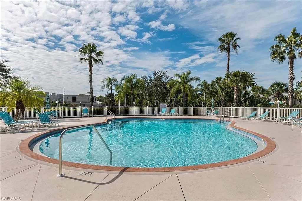 2 bed, 2.0 bath, 1200 sqft, $4,700 — Photo 2