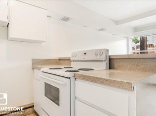 Ground floor 1bd/1br Apartment/Office with a Den within a Vintage Historic Building!, Portland, OR 97201