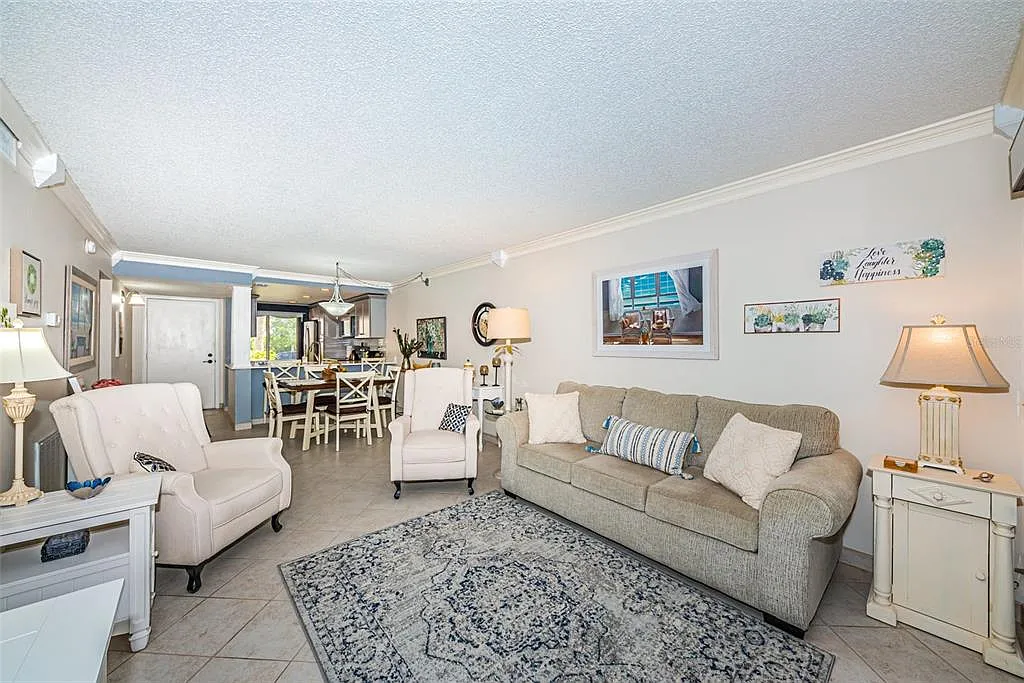2 bed, 2.0 bath, 890 sqft, $2,300 — Photo 4