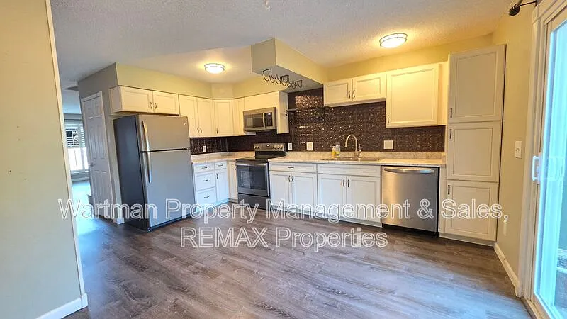 3 bed, 3.5 bath, 1624 sqft, $2,050 — Photo 4