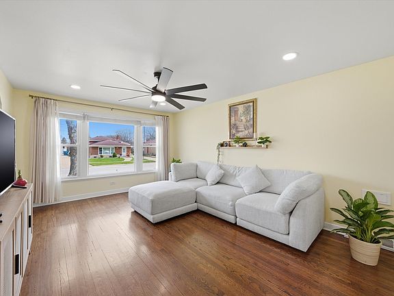 4th image of 14828 Saint Louis Ave
