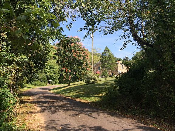 Private Drive to Urban 336 Just 5 Mins from Downtown