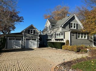 1719 Riverside Ave, St Charles, IL 60174