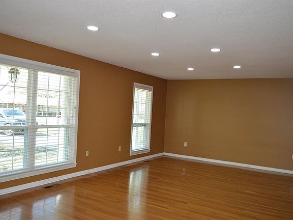 4th image of 411 Hillcrest Dr