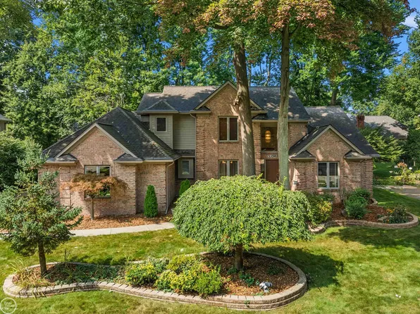 53591 Hunters Crossing Dr, Utica, MI 48315