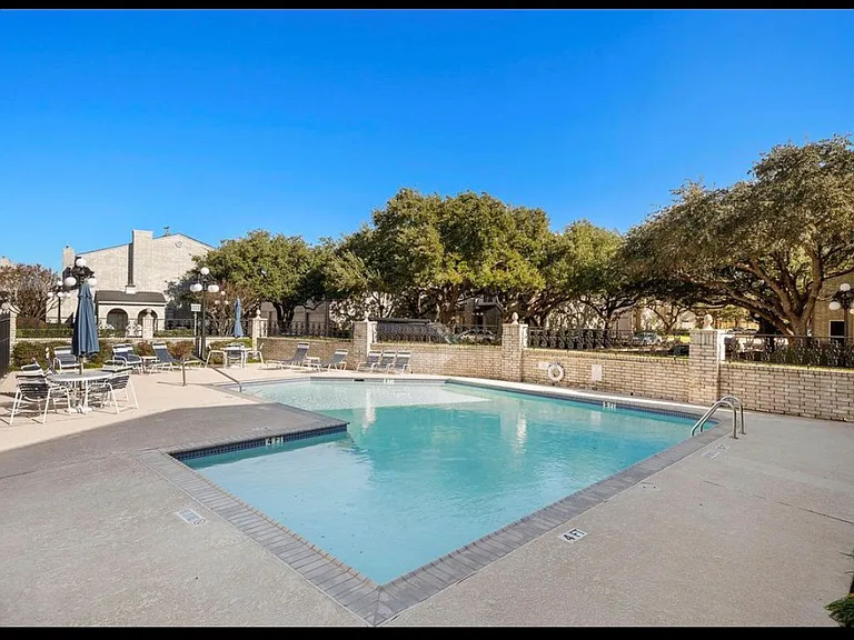 Regency Square Ct — Photo 13