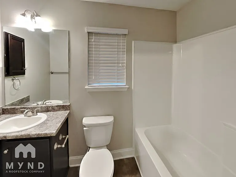 566 Waterford Ln — Photo 15
