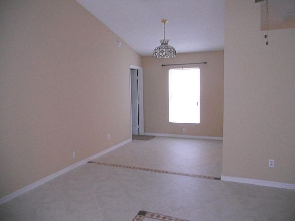 4th image of 1002 SW Charcoal Ave