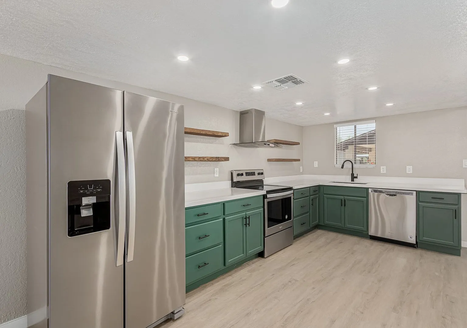 736 S Farmer Ave — Photo 1