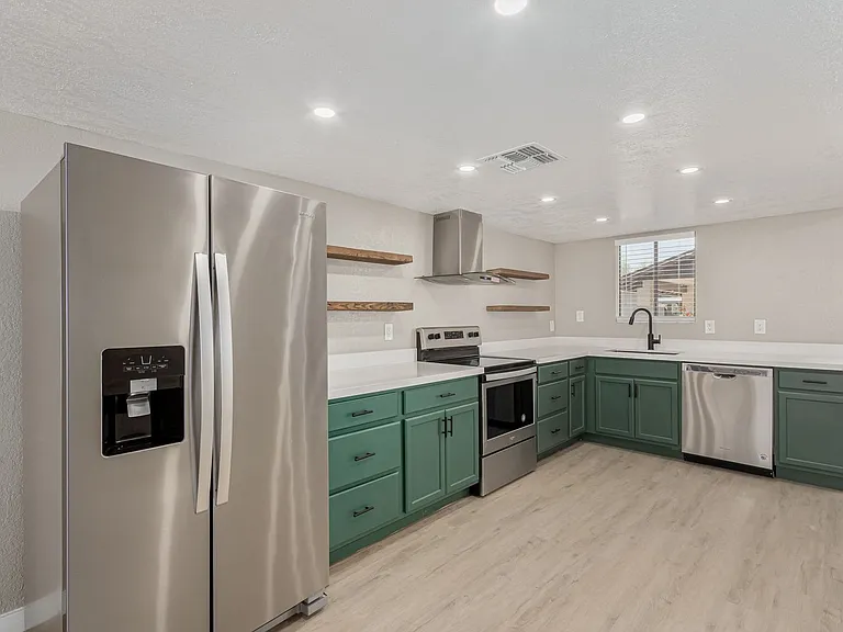 736 S Farmer Ave — Photo 1