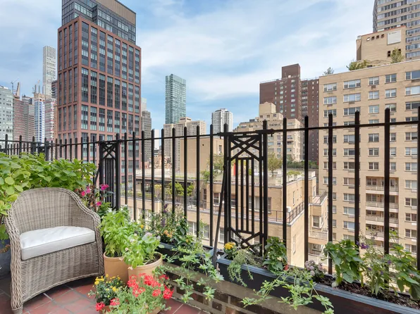 400 East 52nd Street image 1 of 13