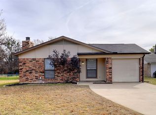 844 James St, Azle, TX 76020