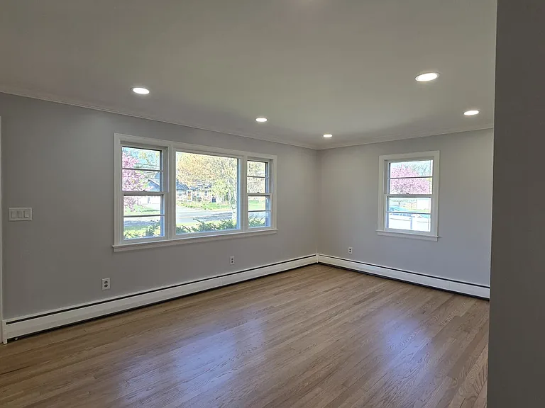1384 Huntington Rd — Photo 14