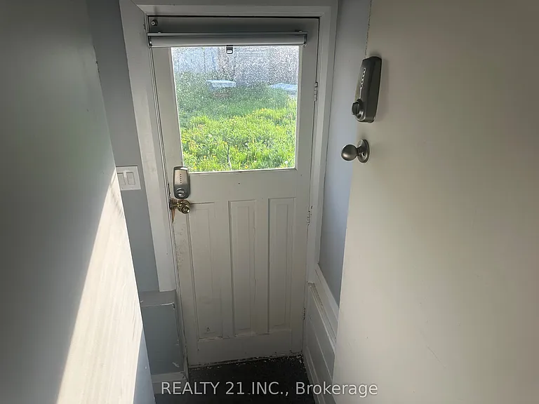 60 Phillip Ave #BASEMENT — Photo 1