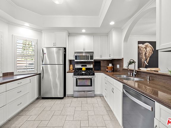 2nd image of 13041 Moorpark St APT 3