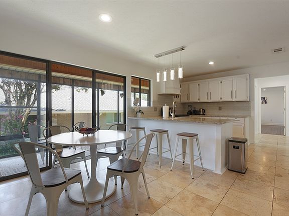 4th image of 9677 Fallbrook Dr