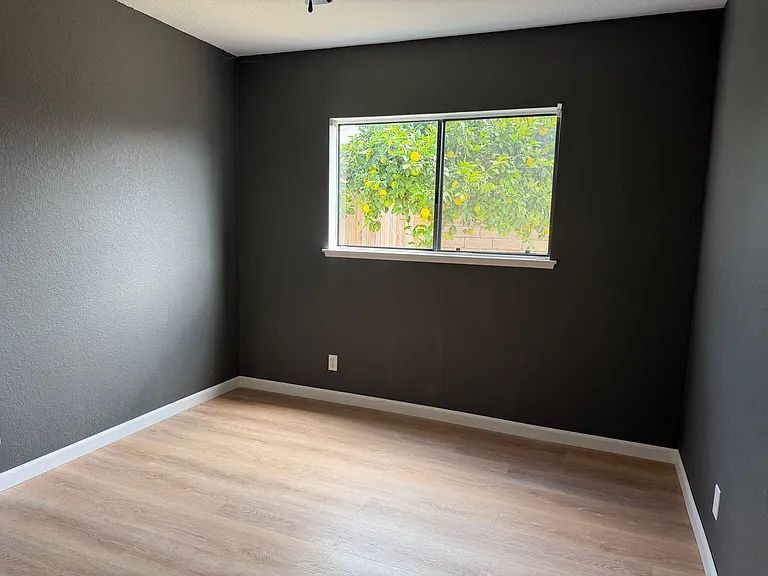 1100 Honeysuckle Way — Photo 8