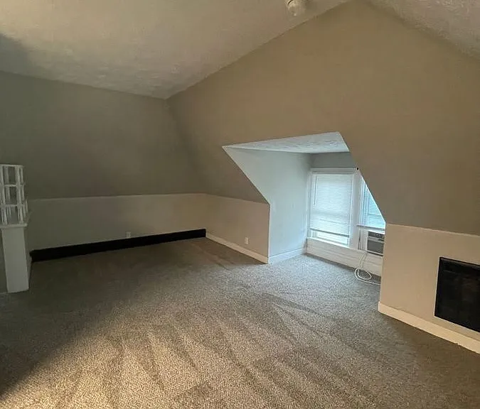 2135 Summit St #C — Photo 8