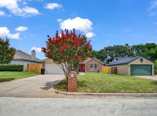 617 Oak View Ct, Azle, TX 76020