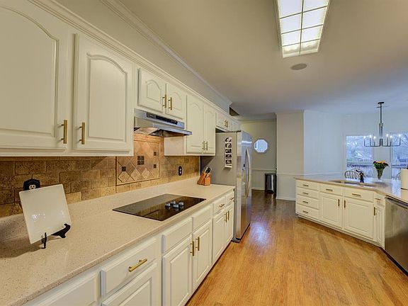 5th image of 741 Lake Meadow Dr