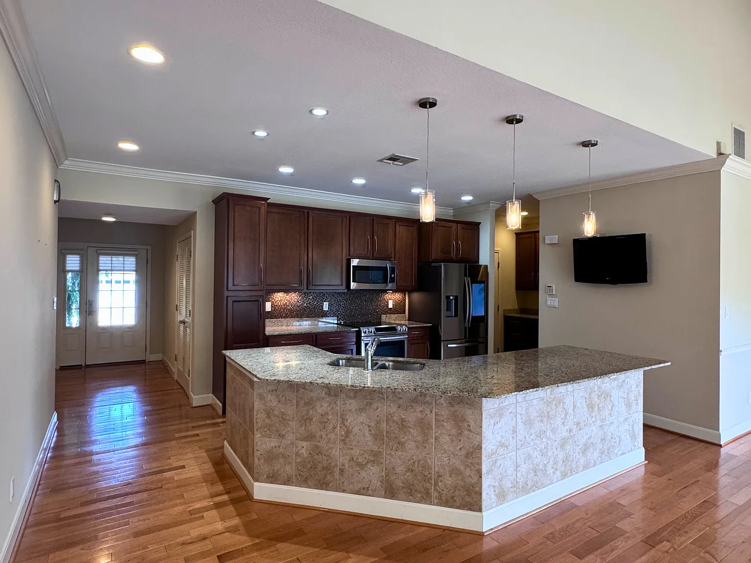 4 bed, 2552 sqft, $2,800 — Photo 4