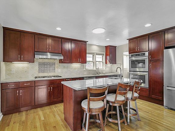 3rd image of 773 Pershing Ave