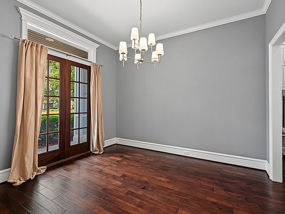 3rd image of 818 W 43rd St