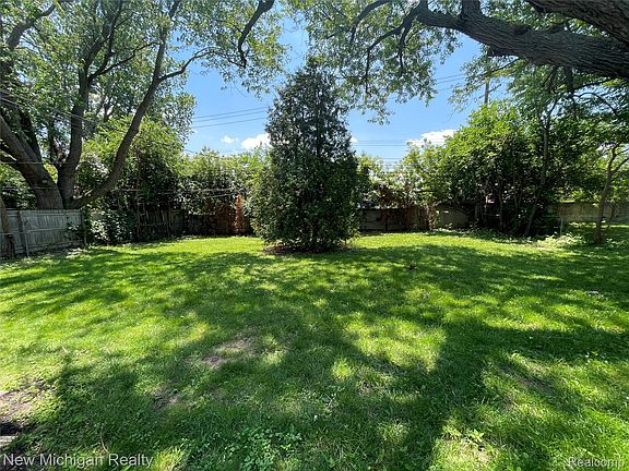 3rd image of 160 Chopin Ave