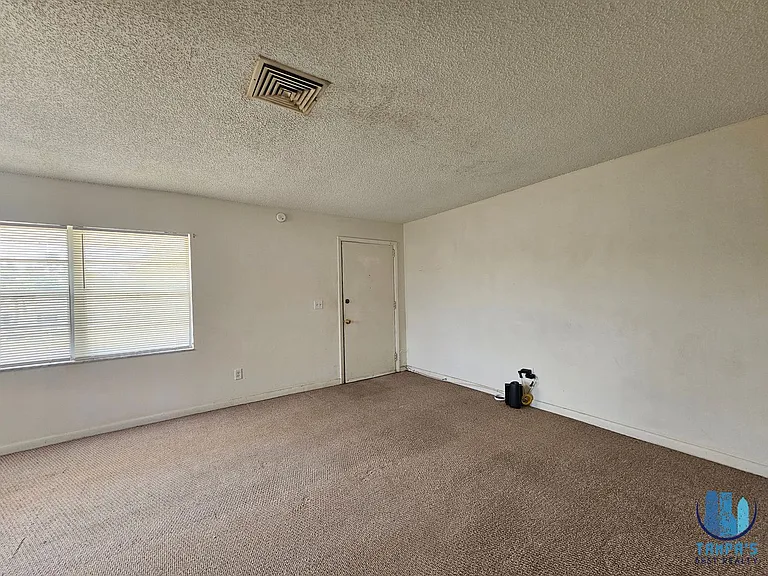 209 NW Jefferson Cir N — Photo 3